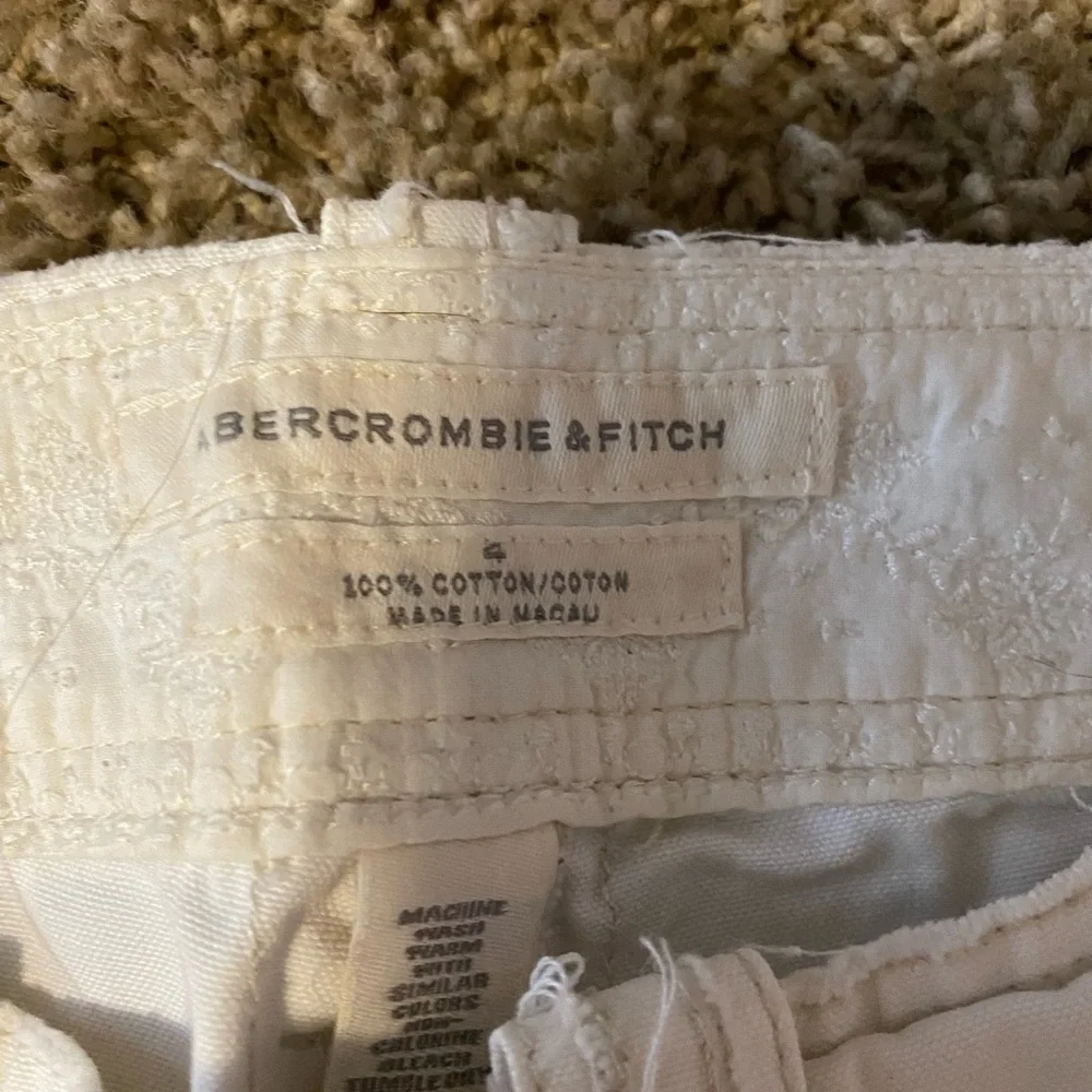 Abercrombie & Fitch white capris size 4 - Picture 3 of 3